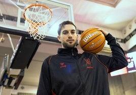 El rojinegro Sergi García mira a cámara con el balón de la Liga Endesa antes del entrenamiento.