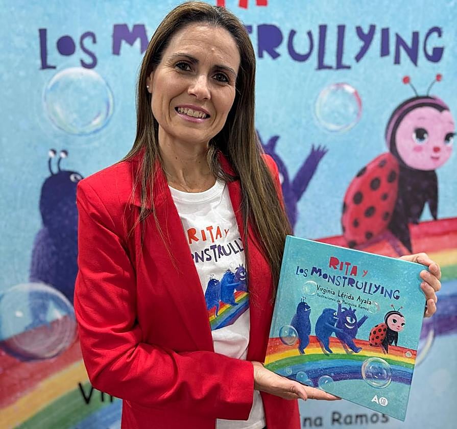 Virginia Lérida posa con su libro 'Rita y los Monstrullying'.