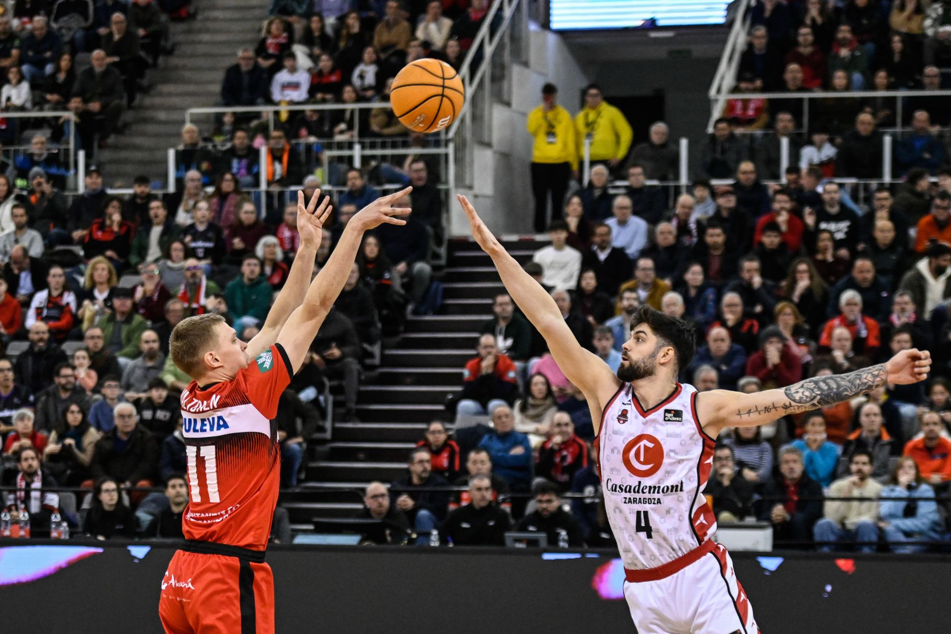 Elias Valtonen, en un lanzamiento frente a Santi Yusta, del Casademont Zaragoza.