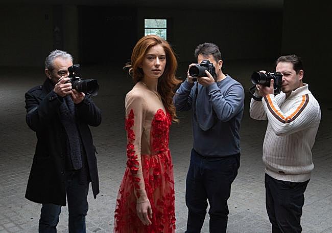 Disparando a Eva Gutfreund.