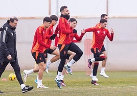 Los futbolistas del Granada calientan en la Ciudad Deportiva del club.