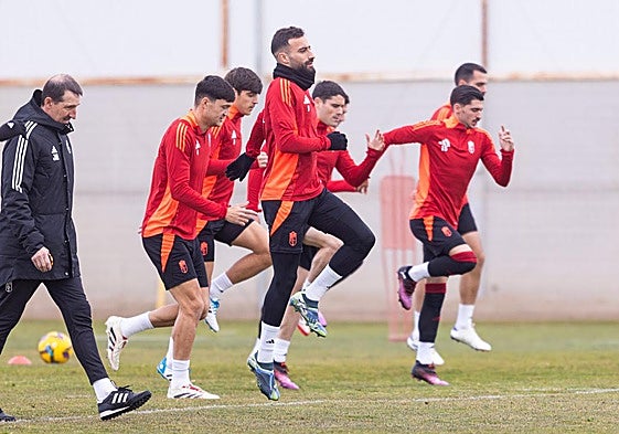 Los futbolistas del Granada calientan en la Ciudad Deportiva del club.