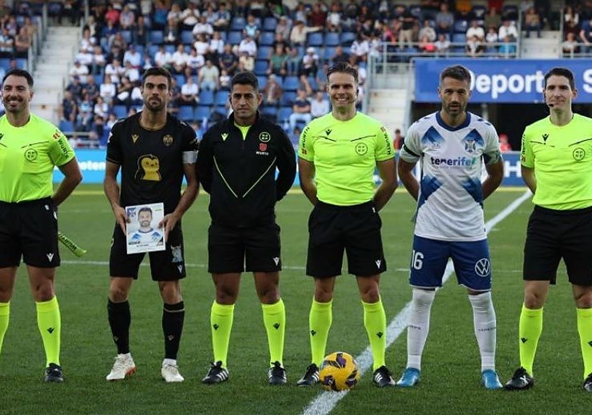 Muñiz Muñoz, en el centro, junto a los capitanes del Castellón y del Tenerife y sus asistentes el pasado fin de semana.