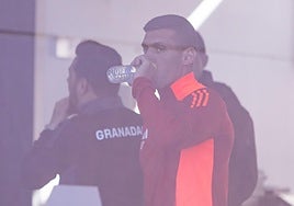 Myrto Uzuni bebe agua de una botella aún con el chándal del Granada la semana pasada.