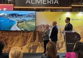 Níjar presenta en Fitur la guía turística de senderos y miradores: desde Huebro hasta el Parque Natural Cabo de Gata-Níjar