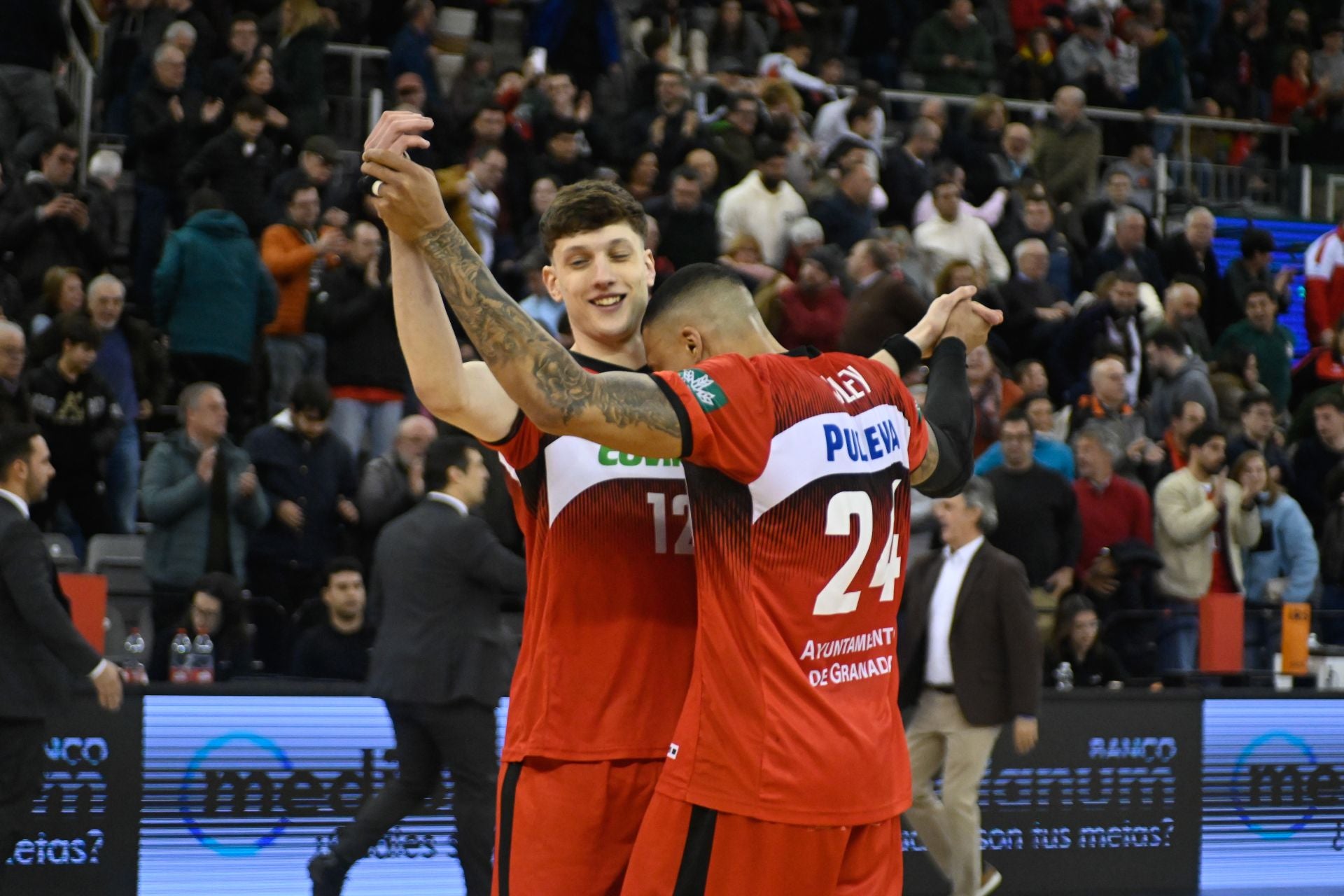 Agustín Ubal baila con Jacob Wiley tras ganar al Zaragoza, el 'combo' uruguayo es seria duda para el Olímpico de Badalona.