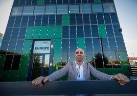 Rafael Molino, fundador de Solar Europe, en el edificio de placas solares de su empresa.