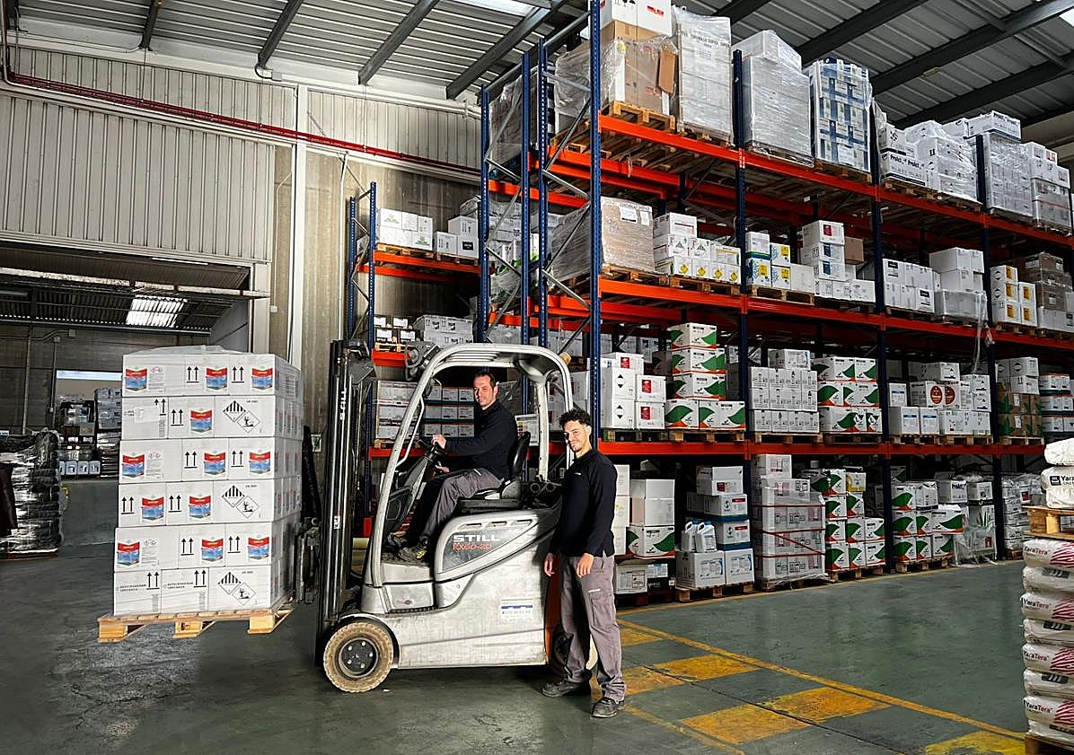 Imagen principal - Parte del equipo de Unicom en la nave de Salobreña.