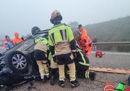 Los bomberos en la zona junto al coche volcado