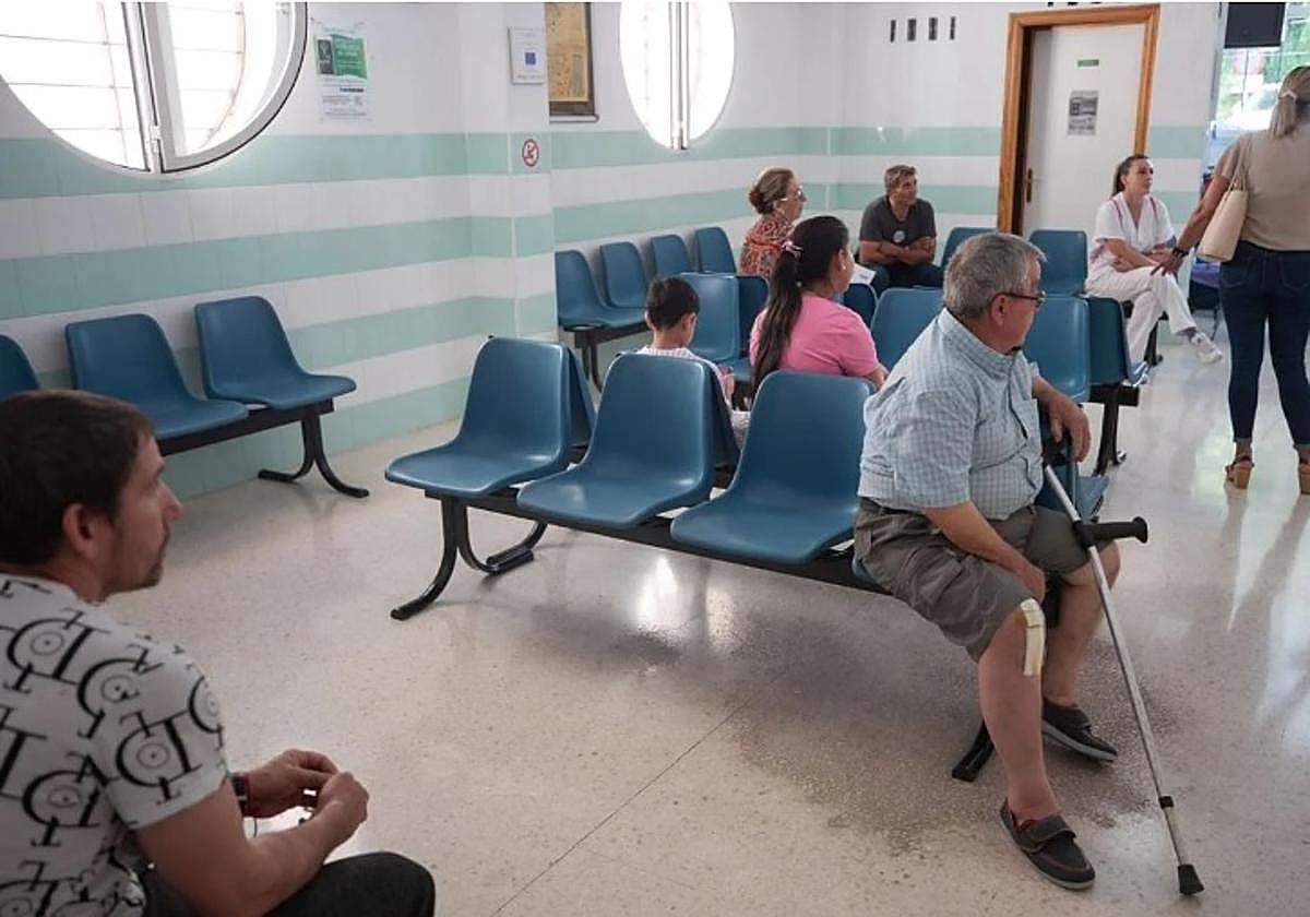 Pacientes esperan a ser atendidos por su médico de familia en un centro de salud de Granada.