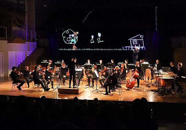 La OCG interpreta la obra de Prokofiev con los títeres al fondo.