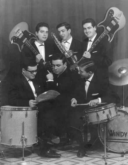 Arriba, en el centro, Miguel Quirós en su juventud con 'Los Windys'.