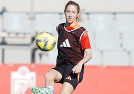 La capitana Lauri juega un balón durante un entrenamiento.