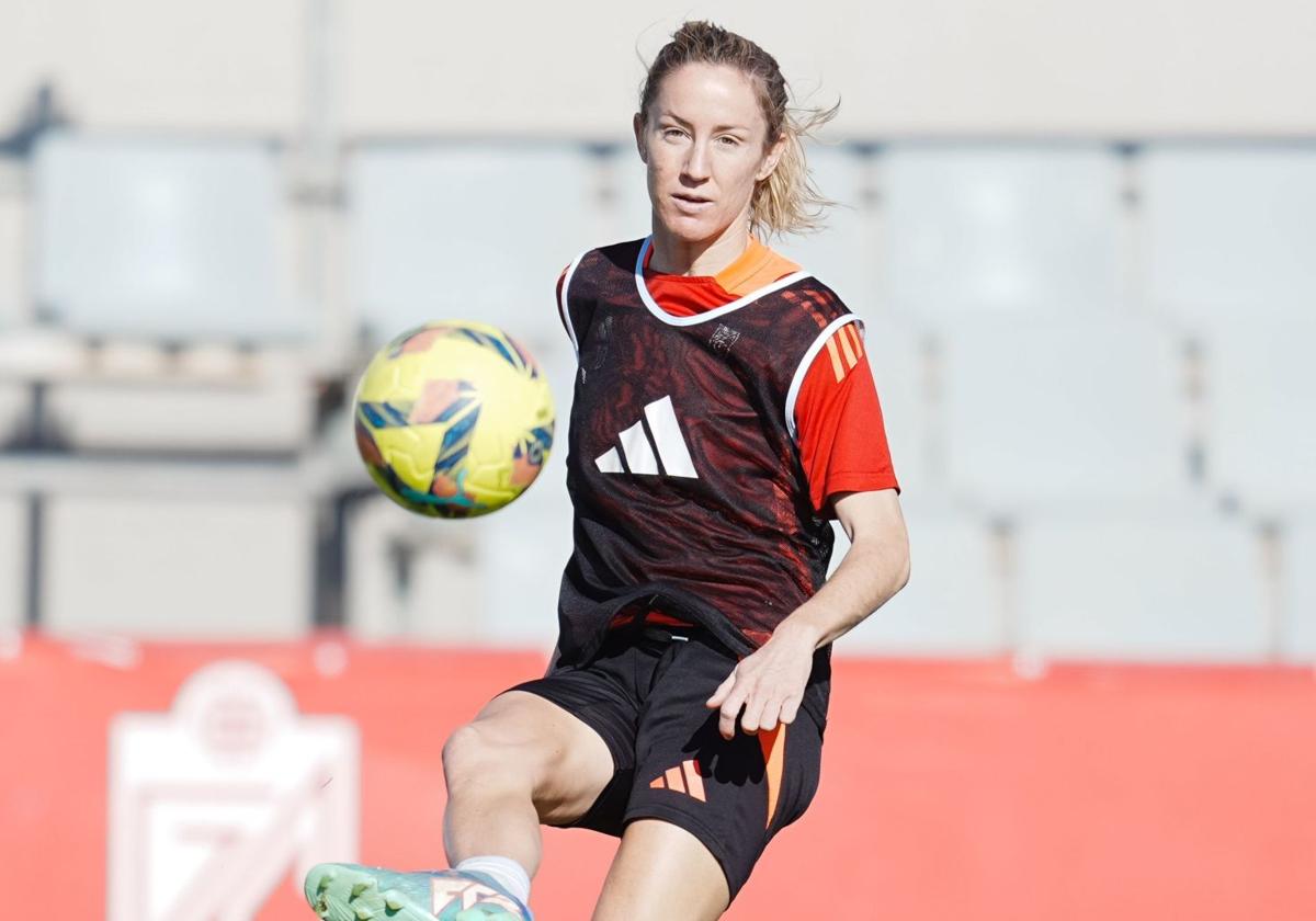 La capitana Lauri juega un balón durante un entrenamiento.