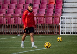 Sergio Rodelas trabaja con balón este sábado en Los Cármenes.