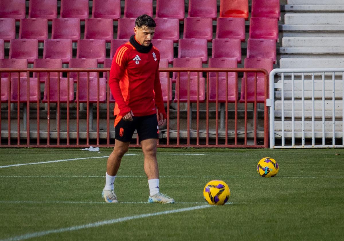 Sergio Rodelas trabaja con balón este sábado en Los Cármenes.