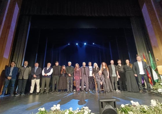 Foto de familia de llos premiados en el escenario del Teatro Darymelia.