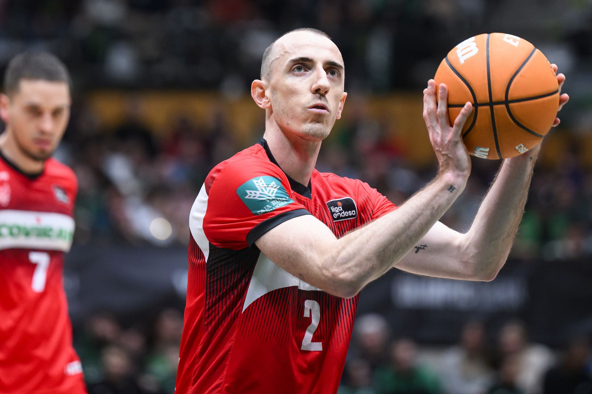 Jonathan Rousselle lanza un tiro libre en Badalona