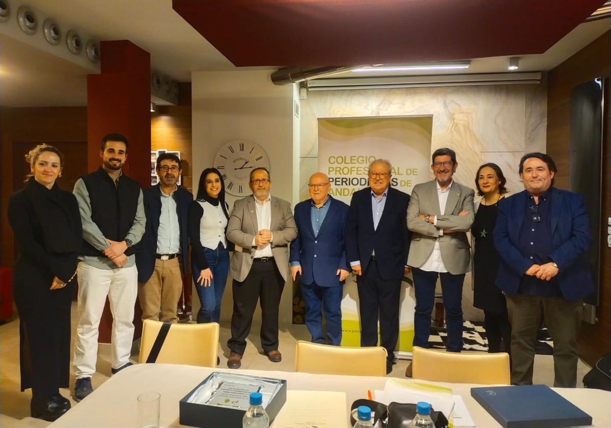 Homenajeados con la junta directiva de la APJ.