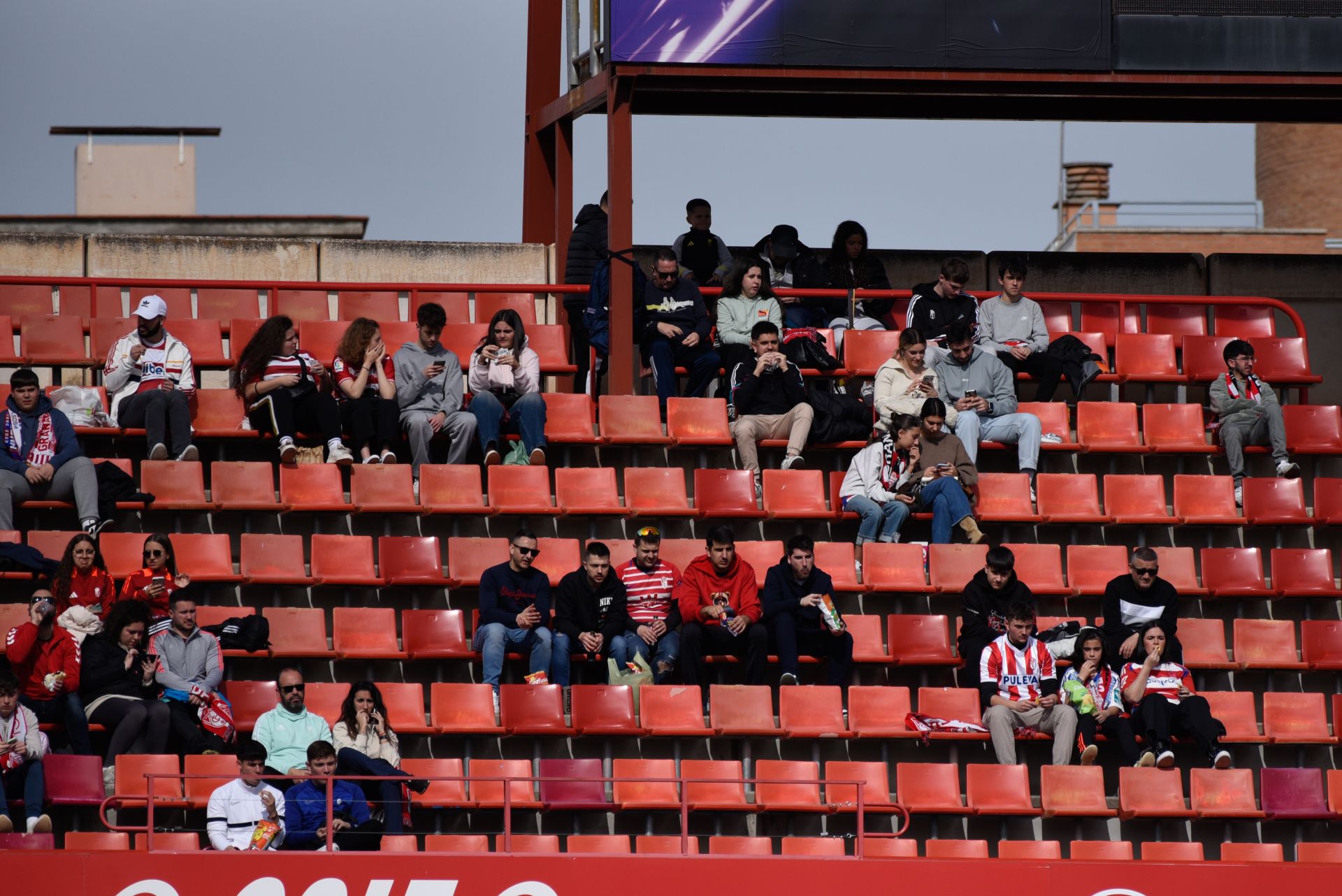 Encuéntrate en la granada de Los Cármenes en el Granada - Sporting