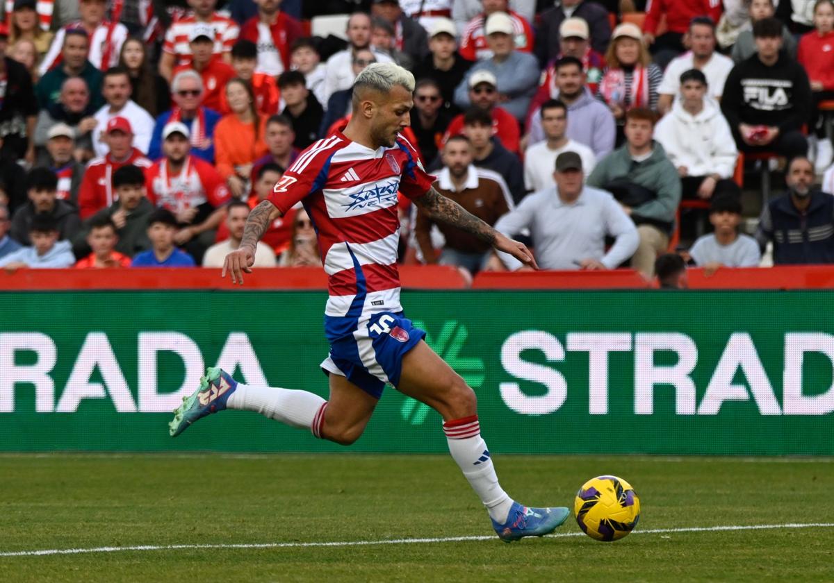 El rojiblanco Stoichkov debuta con el Granada ante el Sporting.