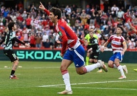 Manu Lama celebra su gol al Sporting.