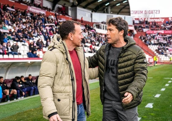 Rubi saludando al entrenador del Albacete, Alberto González