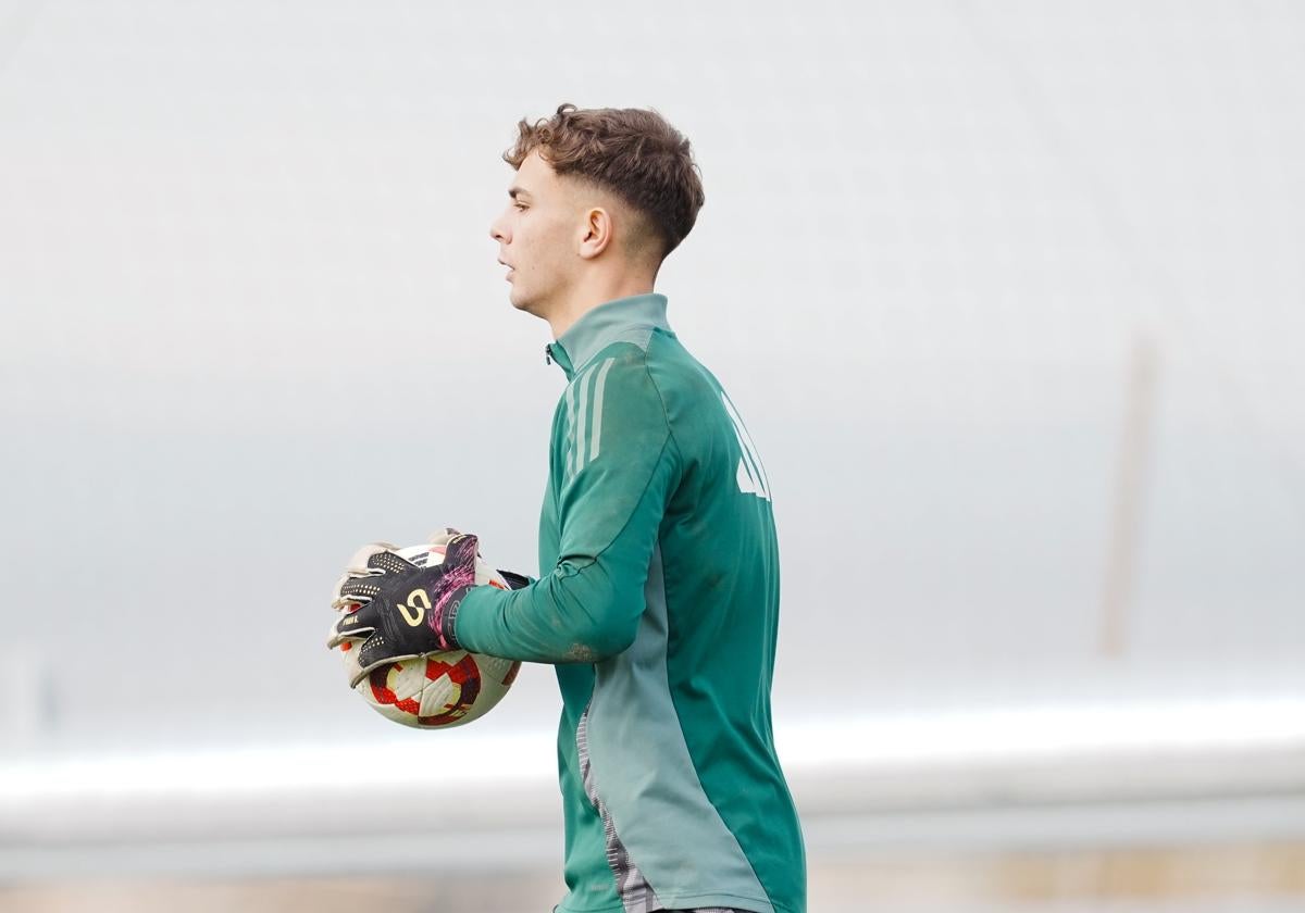 El portero Fran Árbol, durante un entrenamiento.