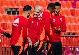 Stoichkov sonríe a Abde Rebbach, juntos de nuevo tras dejar el Alavés, antes de su primer entrenamiento como nuevo futbolista del Granada.