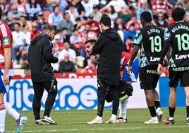 Pablo Insua recibe asistencia, conmocionado.