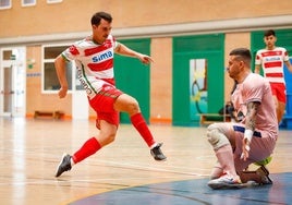 Un jugador del Sima dispara a gol ante el Avanza Jaén.