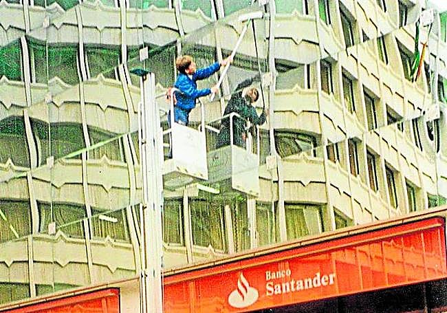 Limpiando los cristales del edificio del Santander en Granada en 1992.