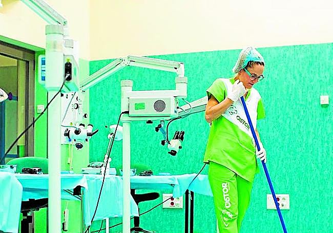 Imagen de una empleada en un hospital.