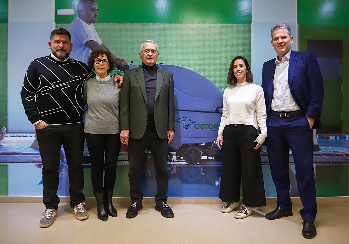 Los fundadores Pilar Aguilera y Vicente Ferris, flanqueados por la segunda generación, sus hijos Raúl, Cristina y Óscar Ferris.