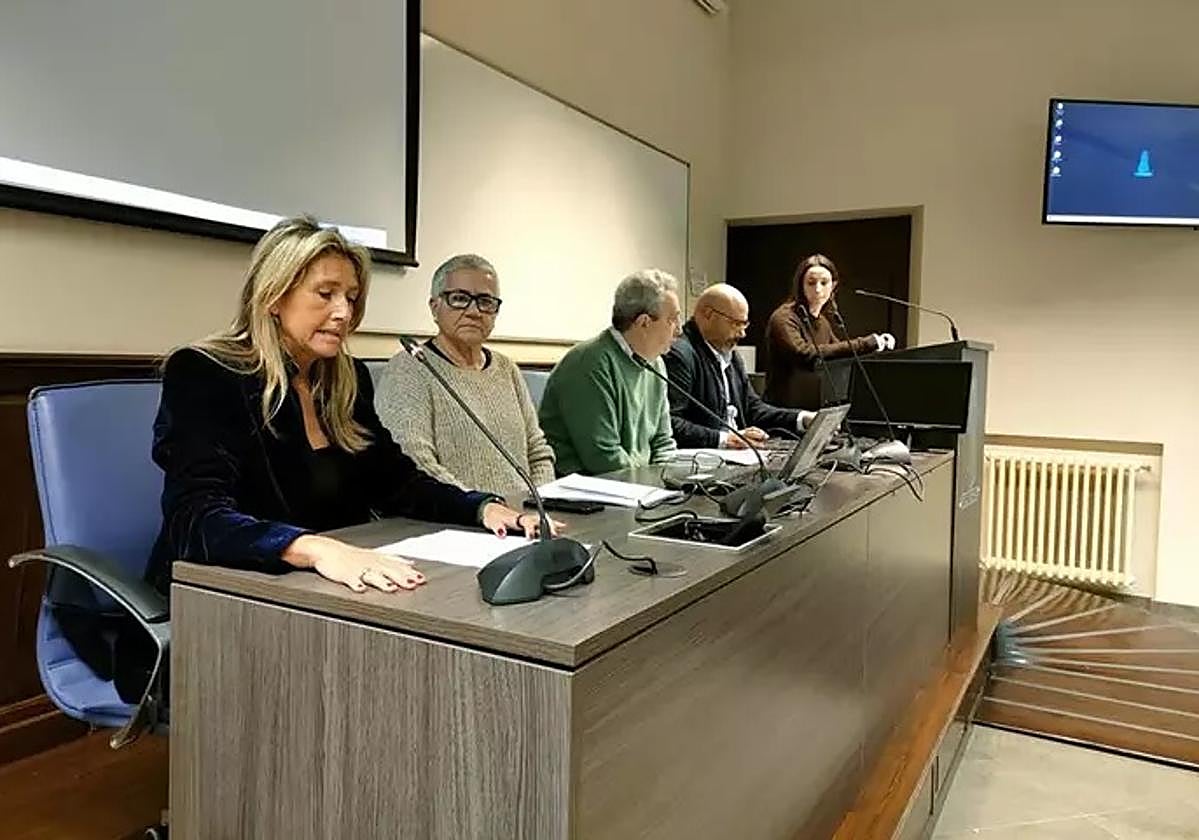 La estudiante antifranquista de la Universidad de Granada Isabel Alonso Dávila, segunda por la izquierda en la imagen, en la presentación de la querella presentada este lunes en los juzgados