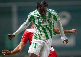 Souleymane Faye emprende una carrera en un partido.