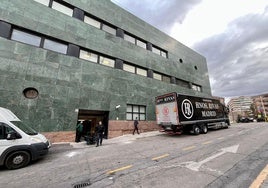 Trabajos de descarga, en la puerta trasera del Palacio de Congresos.