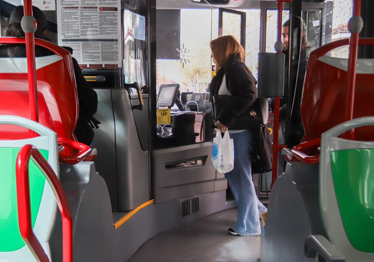 Usuarios del autobús de Granada