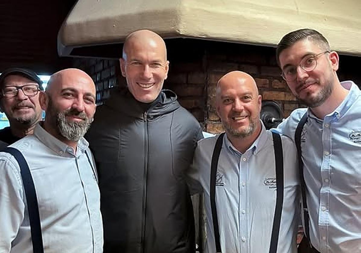 Zidane, junto a algunos camareros en el Aasdor de la Reina