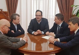 Reunión de Hernando en la Diputació con Manuel Fernández, Julio Millán, Paco Reyes y Pedro Fernández.