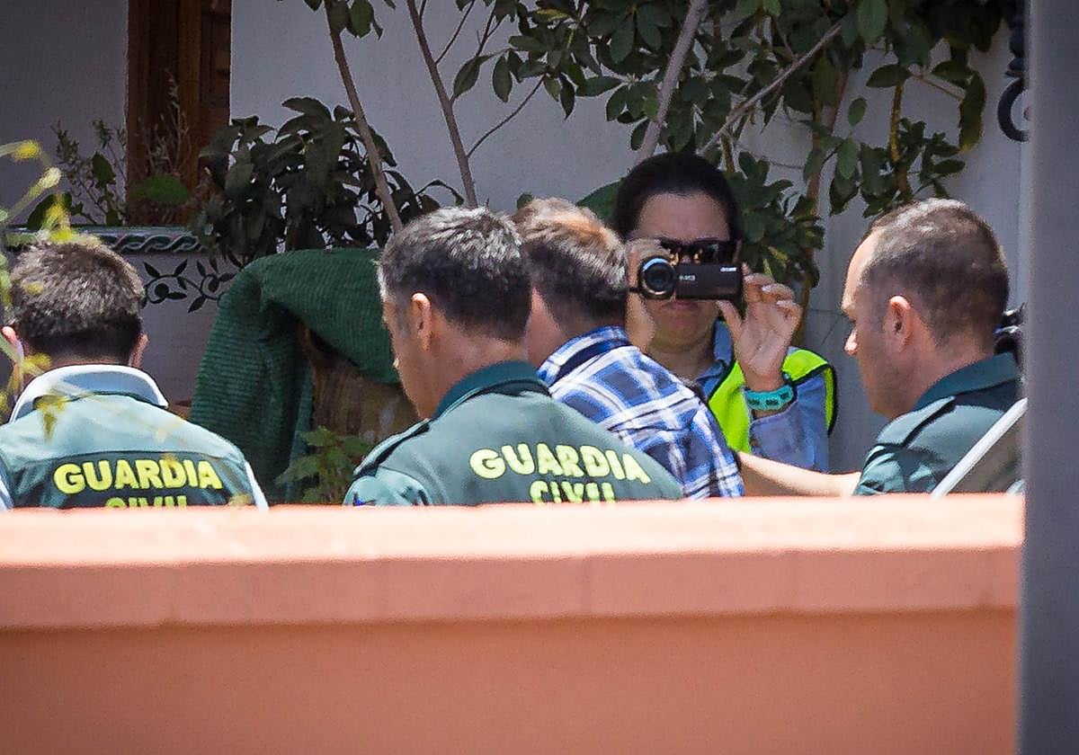 El presunto asesino de Las Gabias (con camisa de cuadros), en el lugar del crimen.
