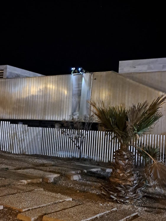 Bomberos operando en la fachada del Palacio de Congresos.