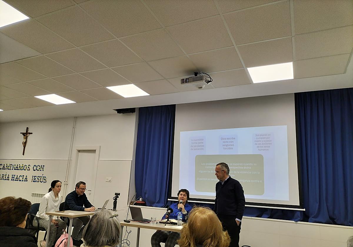 La profesora Mariela Martínez y el decano Ignacio Rojas durante la apertura.