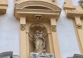 El balón rojo, a los pies de la Virgen, en la fachada de la Iglesia de Plaza de Gracia.