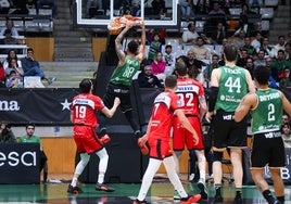 Hanga machaca para el Joventut ante la mirada de Tomàs.