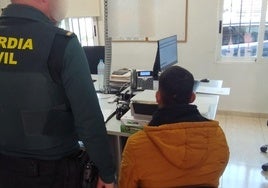 El detenido en dependencias de la Guardia Civil de Murcia.