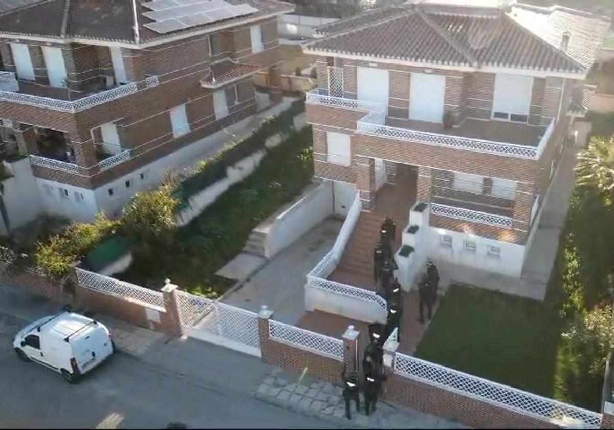 El vídeo desde el aire de la espectacular operación en el chalet de la droga de Granada