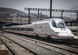 Tren AVE a su paso por Granada.