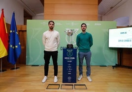 Alan Brandi y el jugador de Movistar Inter, Bebe, posan junto a l trofeo de la Copa de España