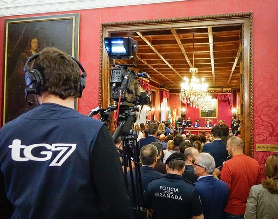 Un cámara de TG7 en el Ayuntamiento de Granada.